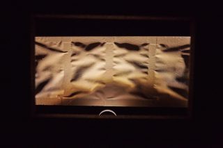 Lichtboxen mit der Leuchte "Trick" wurden in einem abgedunkelten Raum aufgestellt