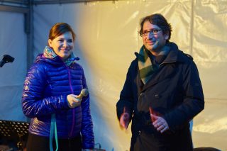 Agnes Hartmann, Geschäftsführerin des Pflaum Verlags, und Emre Onur, Chefredakteur der Zeitschrift Licht, begrüßen die Gäste