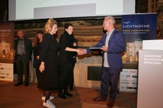 Juror und Lichtplaner Gerd Pfarré überreicht den 1. Preis
