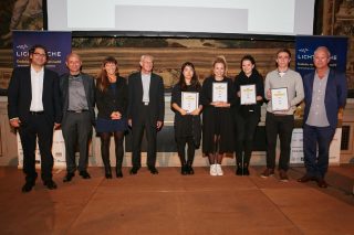 Gewinner des Studentenwettbewerbs mit Jury und Veranstalter